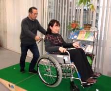 サービス介助士実技教習での車いす操作実習