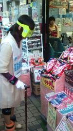 商店街の中で高齢者疑似体験中