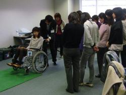車いす操作の演習中