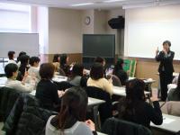 手話での挨拶を学ぶ