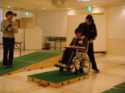 車いすの操作（段差のあるところ）