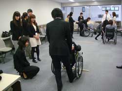 車いすで段差を越える方法を学ぶ