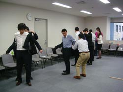 上着の着脱の介助方法を学ぶ