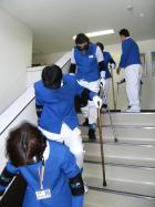 高齢者疑似体験セットを装着して階段の上り下り