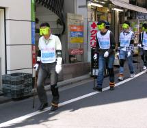 高齢者疑似体験セットをつけて街へ（先頭が木村社長）