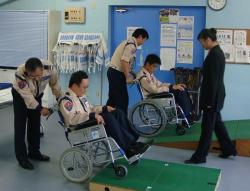 車いすの操作（段差・坂道）