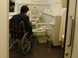 「だれでもトイレ」の出入りの仕方