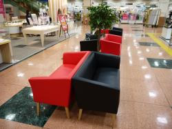 店内にはゆったり座れるソファが置かれている
