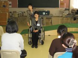 車いすの安全な操作を学ぶ