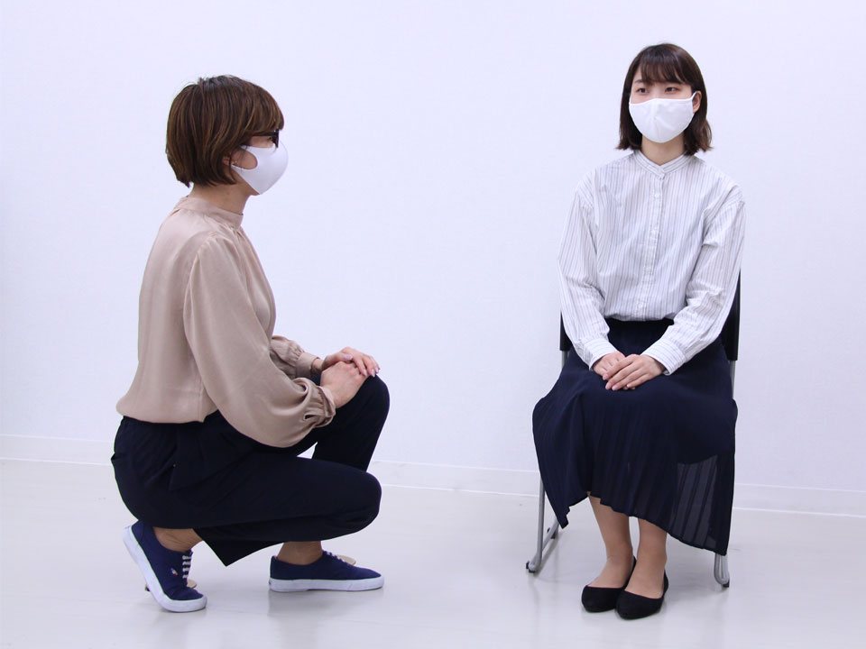 車いす使用者に対して、飛沫感染を予防するため対面ではなく、斜めから距離を取って声かけと挨拶を行う。