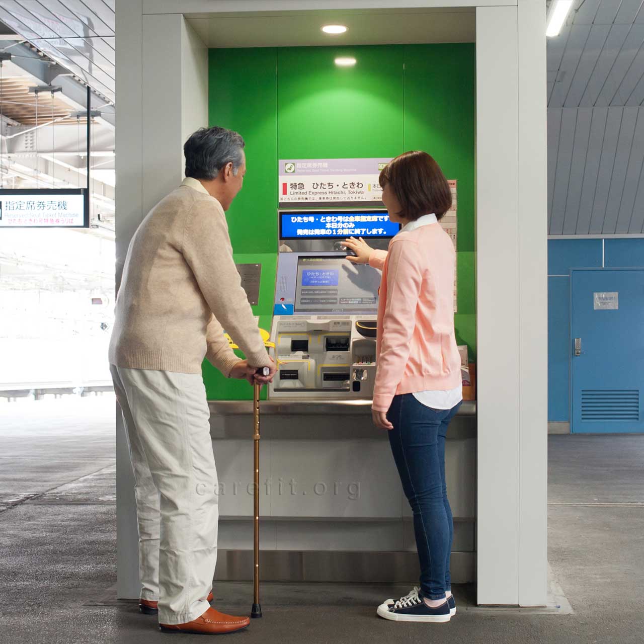 駅で切符を買えないお年寄り　どう話しかけたらいい？（ヨミドクターより転載）