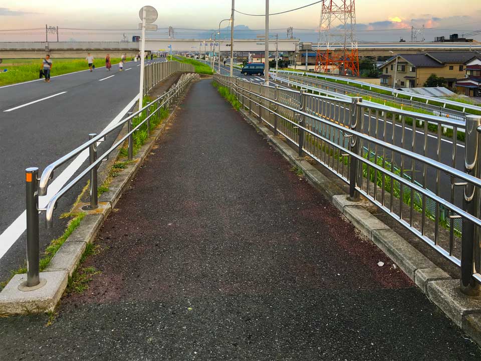 土手を登るスロープ