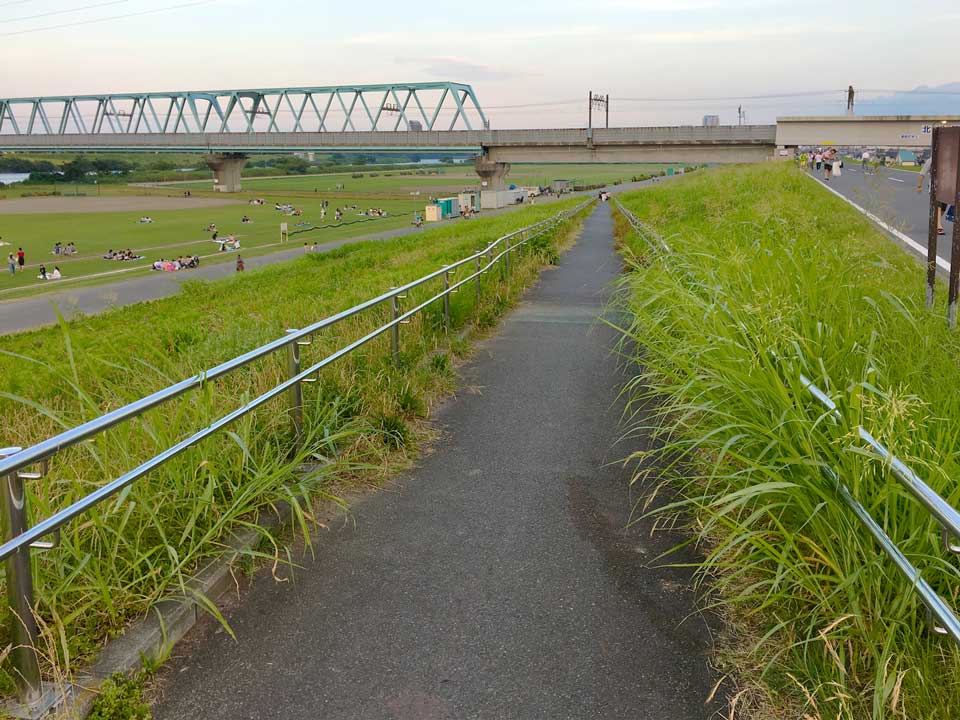 土手を登るスロープ