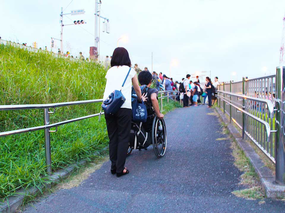 土手を登るスロープ