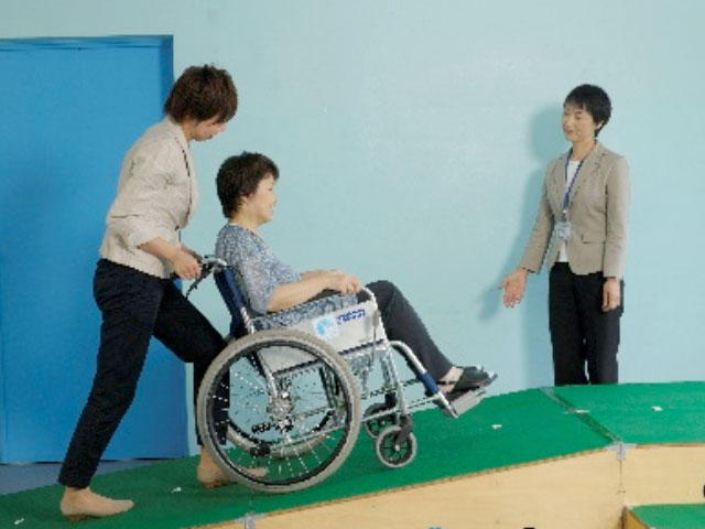 サービス介助士では車いす操作などを学ぶ